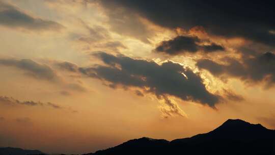 山峰日落延时夕阳黄昏晚霞风光云朵唯美风景