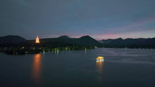 杭州西湖雷峰塔夜景游船视频素材模板下载