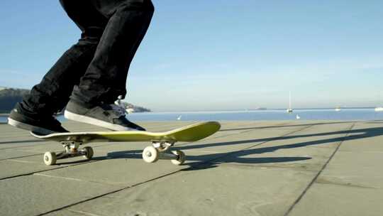 年轻人玩滑板和做很酷的动作视频素材模板下载