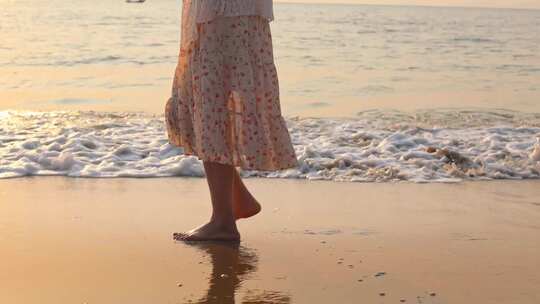 精品 ·赤脚女孩温暖阳光下沿着潮湿沙滩
