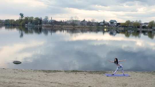 湖边练习瑜伽