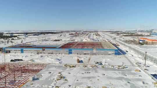 积雪建筑地盘的未完成工场与屠体