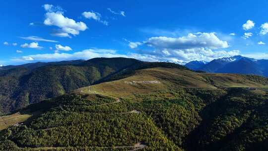 山间大型建筑群落鸟瞰全景