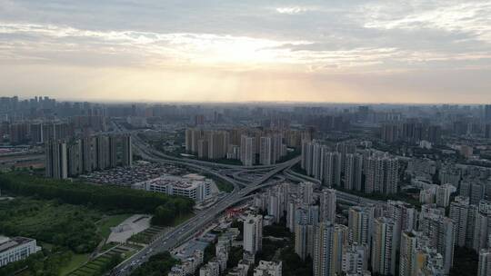 傍晚城市航拍、神秘天空、高楼、城市道路