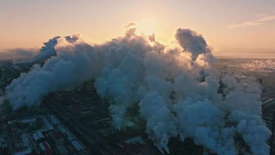 石油化工厂冬季烟雾排放大气壮观航拍