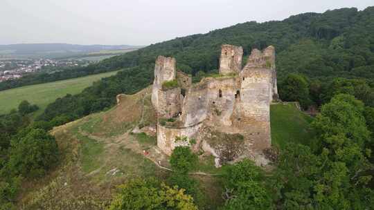 斯洛伐克塞德利斯卡村Cicva城堡的鸟瞰图
