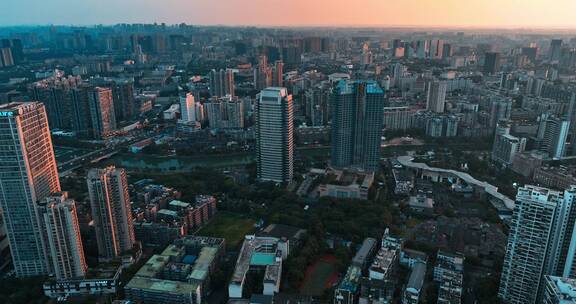 航拍成都城市天空美丽都市景观戏剧性天空