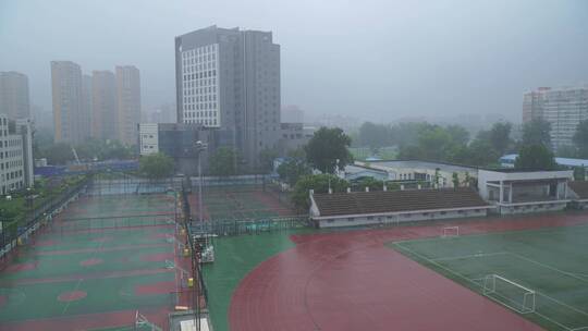 暴雨中下雨时的操场跑道