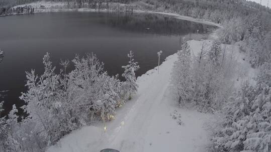 在雪路上行驶的汽车