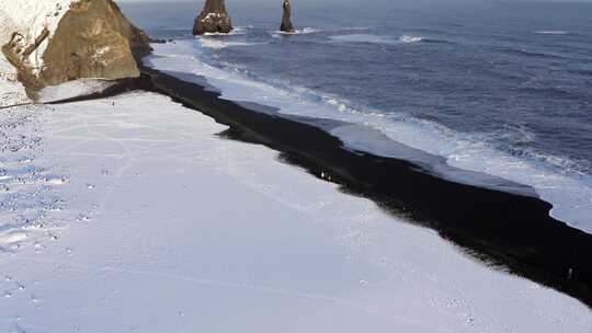 冰岛的黑沙海滩和雷尼斯兰加柱