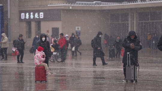 春运大雪中的母女二人视频素材模板下载