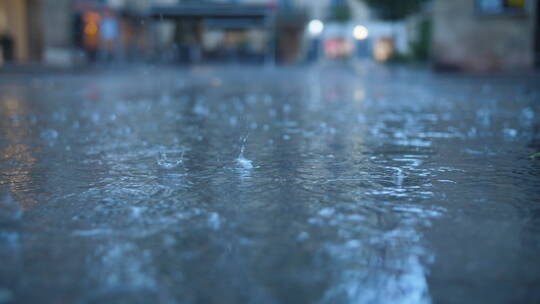 街道上的雨滴特写镜头