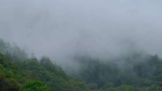 初秋雨中山脉云雾缭绕的绝美自然风光