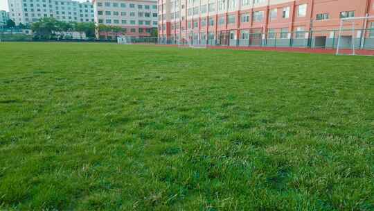 学校宣传学校足球场草地主观特写视频