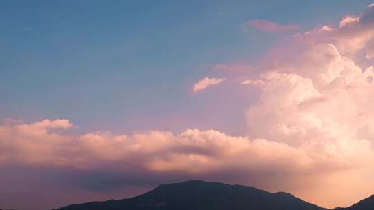 黄昏山上唯美云朵风景晚霞延时粉色浪漫云朵