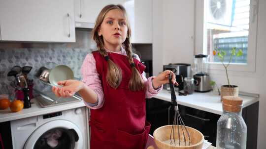 烘焙活动中，年轻女孩在厨房热情地搅拌