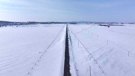 雪地中延伸向远方的公路