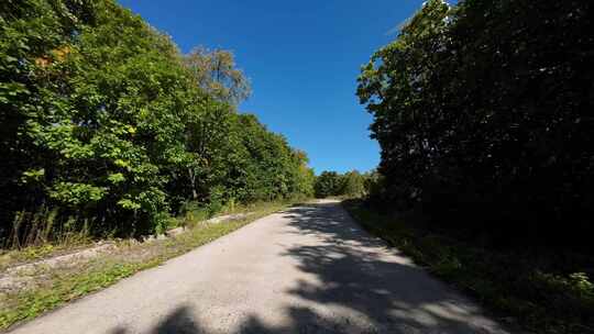 驾车行驶在风力发电场边道路上