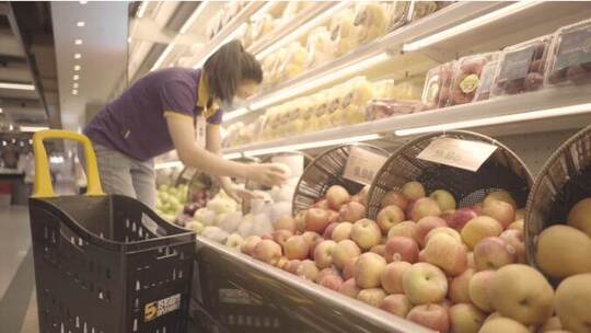 购物商场超市新鲜水果蔬菜货架选购工作人员