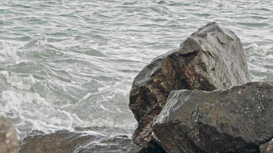 岩石被海浪击中