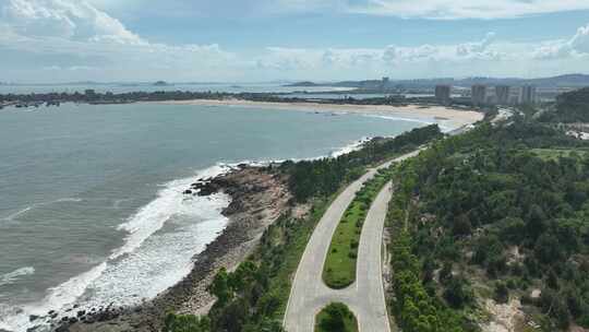 汽车行驶在沿海公路航拍海岸线旅游沿途风景