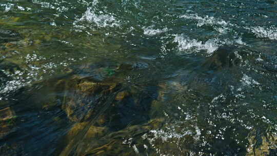 太子湾公园奔涌的山泉水