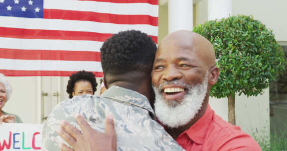 男士兵拥抱他微笑的父亲