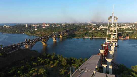 扎波罗日的Preobrazhensky拱桥和未完工的桥梁