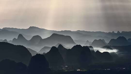 山间日出阳光穿透云层