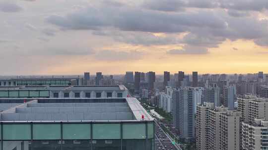 天空胜景下的高架交通车流