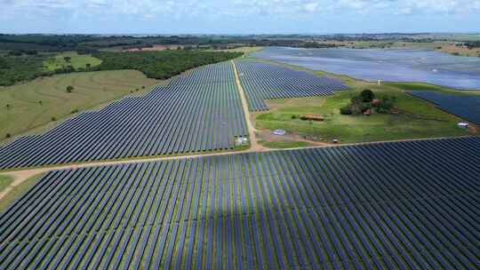 圣保罗-布拉斯乡村太阳能电池板大型发电厂视频素材模板下载