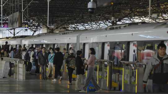 上海地铁轨道交通运输铁路火车行驶