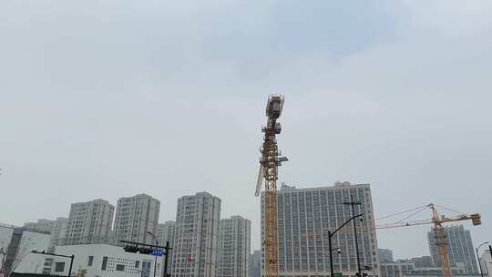城市建设中大型塔吊机在施工