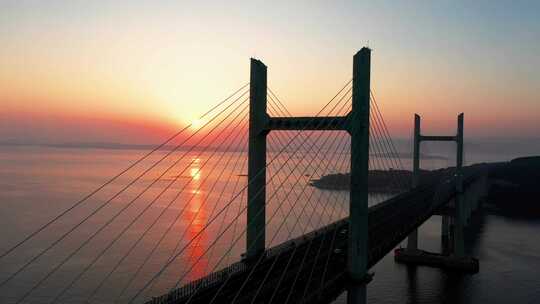 夕阳下的跨海大桥航拍