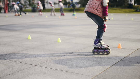 轮滑少年广场轮滑培训儿童学习轮滑