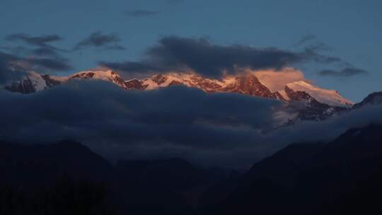 南迦巴瓦峰吞云吐雾日照金山夕阳延时