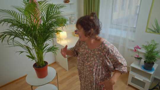 老太太，跳舞，周围，室内植物