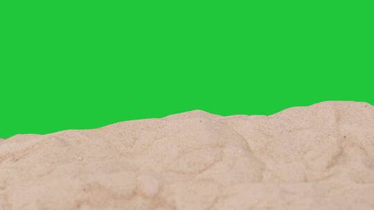 夏季度假概念与手捡沙滩上的沙子反对绿屏