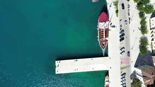 头顶鸟瞰Makarska克罗地亚旅游船停泊4K