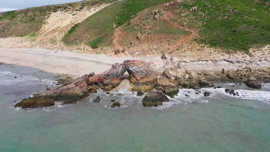 海浪冲刷海边岩石视频素材模板下载