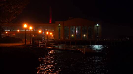 江边夜晚的景色视频素材模板下载