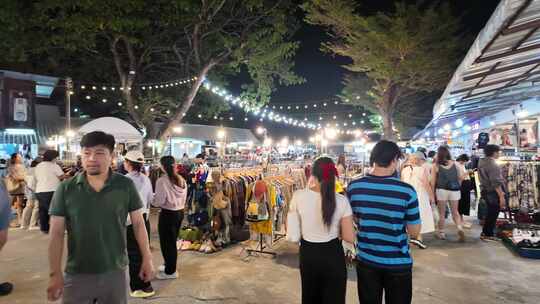 夜晚热闹的户外服饰集市