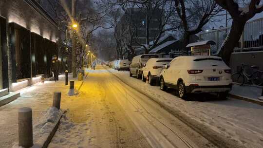 北京小区夜晚下雪