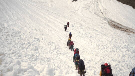 登山者爬山爬雪山背包客探险视频素材模板下载