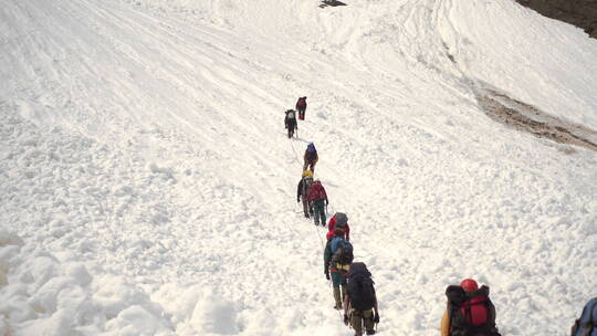 登山者爬山爬雪山背包客探险