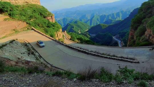 高山巍峨，山势陡峭，这里的山路十八弯