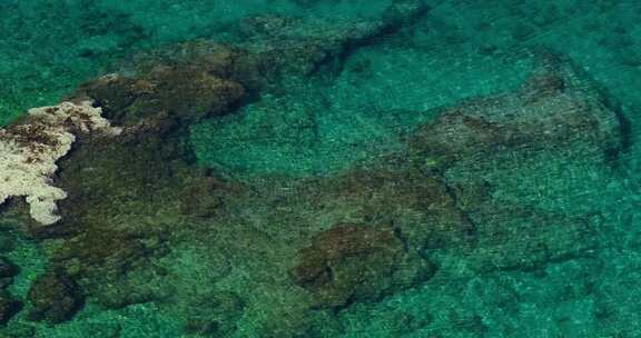 绿松石海水和岩石地层