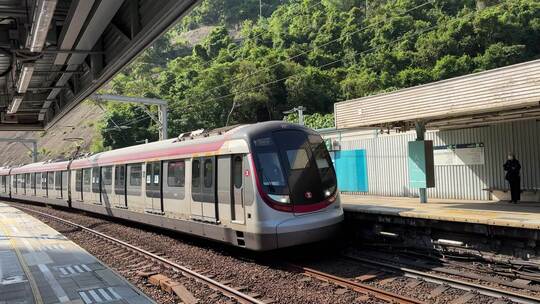 香港地铁站列车进出站