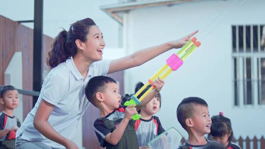 幼儿园的老师和孩子们玩耍学习视频素材模板下载