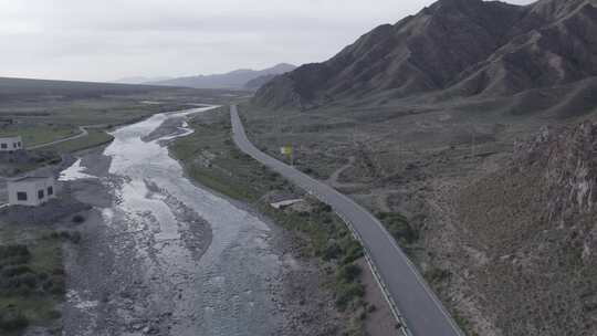 青海海西德令哈道路河流山峰航拍视频